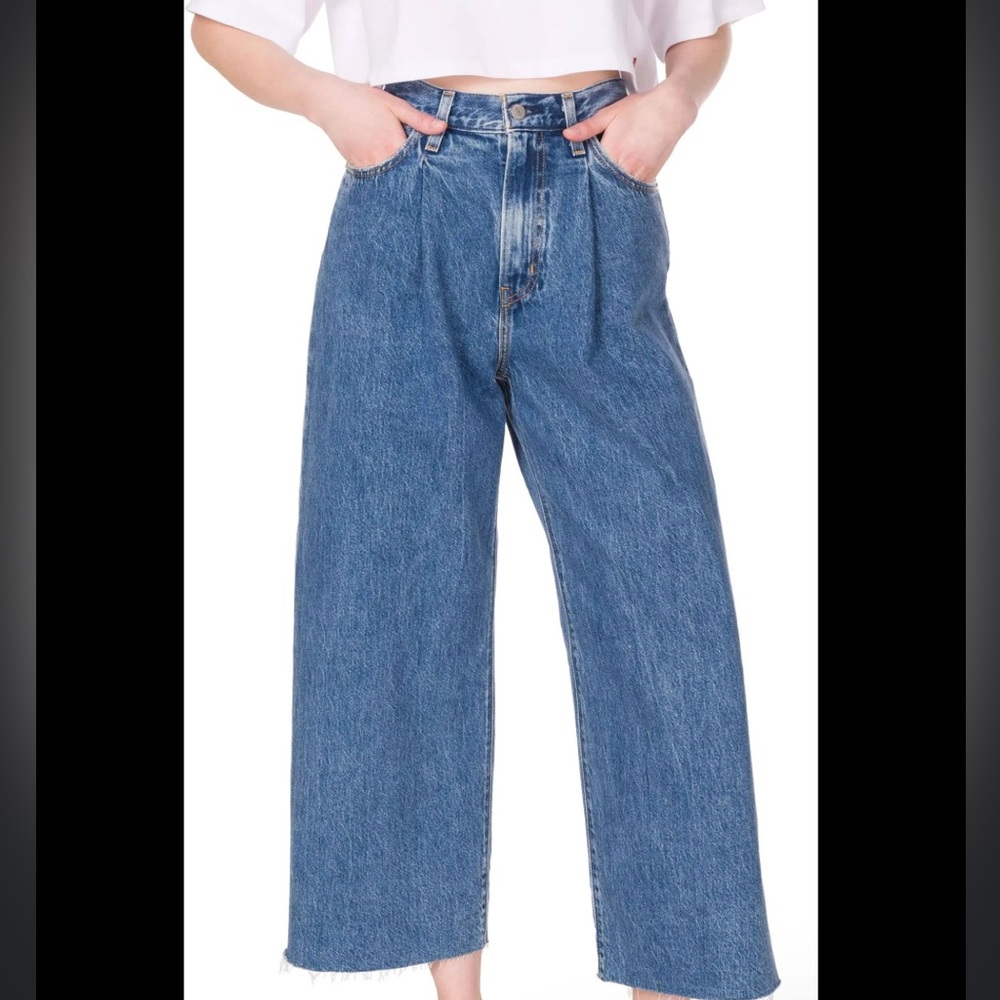 Levi’s Ribcage Pleated Crop Jeans